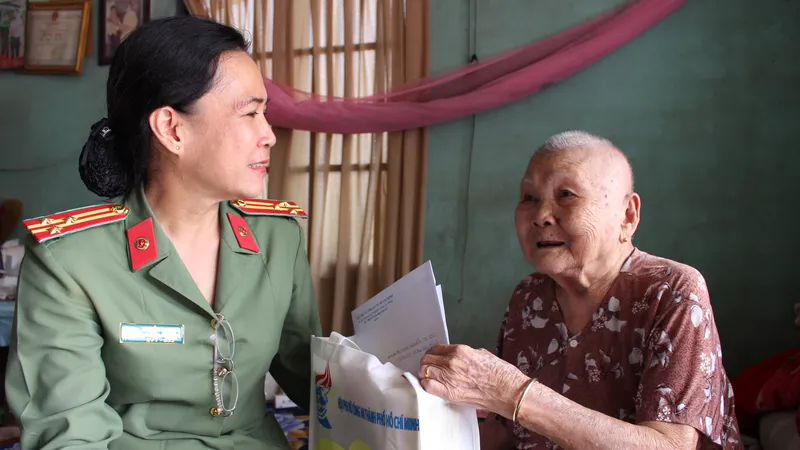 Thượng tá Nguyễn Thị Hạnh, Chủ tịch Hội Phụ nữ Công an TPHCM thăm hỏi và tặng quà tri ân Mẹ Việt Nam anh hùng Nguyễn Thị Reo