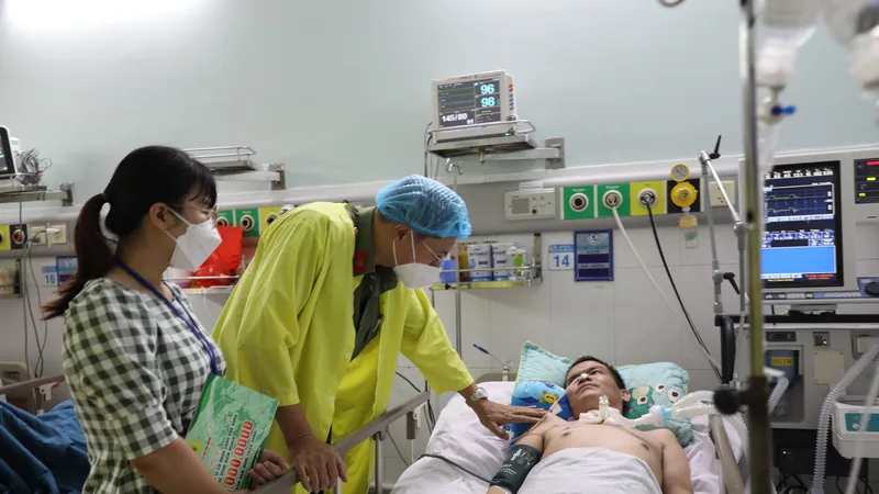 Đoàn ân cần thăm hỏi, động viên, tặng quà cho gia đình Đại úy Nguyễn Văn Huy. Ảnh: NGUYỄN TRANG 