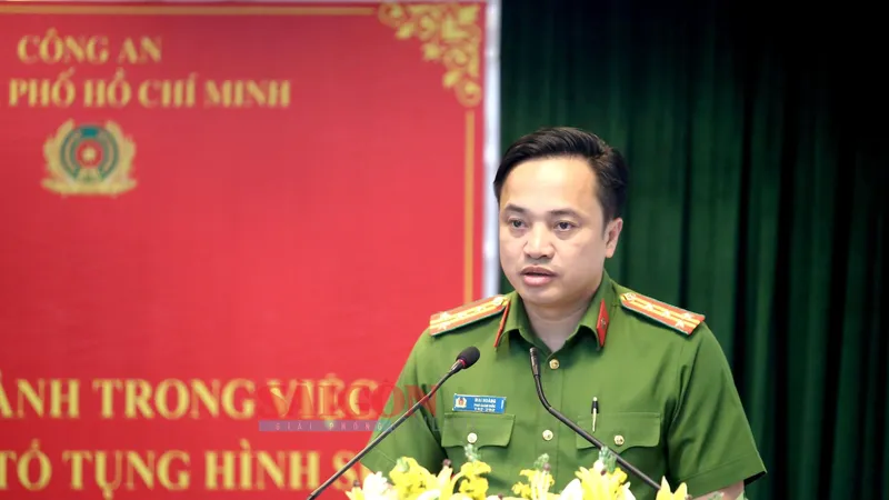 Đại tá Mai Hoàng, Thủ trưởng Cơ quan CSĐT Công an TPHCM, Phó Giám đốc Công an TPHCM phát biểu tại hội nghị. Ảnh: CHÍ THẠCH 