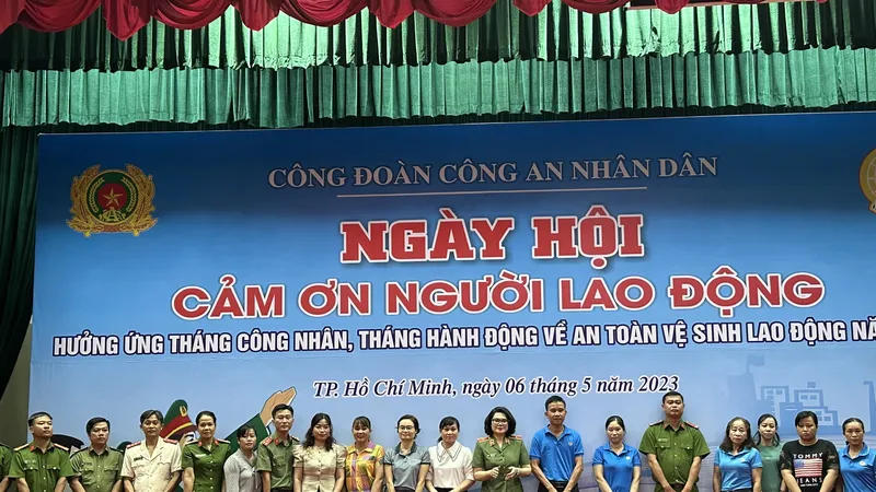 Lãnh đạo Cục X03 tặng quà cho cán bộ chiến sĩ, đoàn viên công đoàn