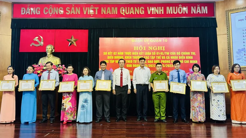 Bí thư Quận ủy quận 10 Lê Văn Minh trao khen thưởng cho tập thể, cá nhân điển hình học tập và làm theo tư tưởng, đạo đức, phong cách Hồ Chí Minh