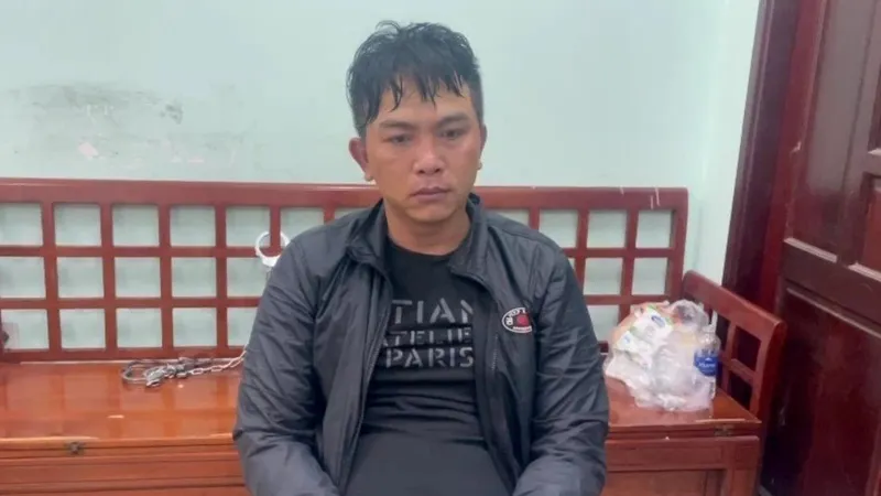 Tú tại cơ quan công an