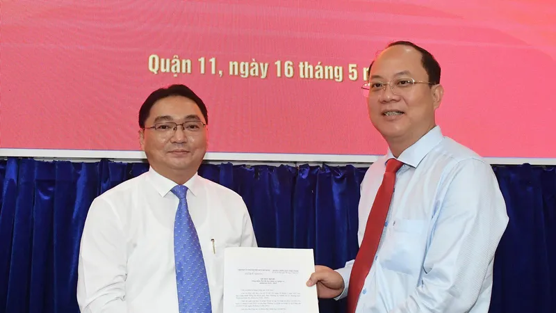 Phó Bí thư Thành ủy TPHCM Nguyễn Hồ Hải trao quyết định cho đồng chí Nguyễn Trần Bình. Ảnh: VIỆT DŨNG 