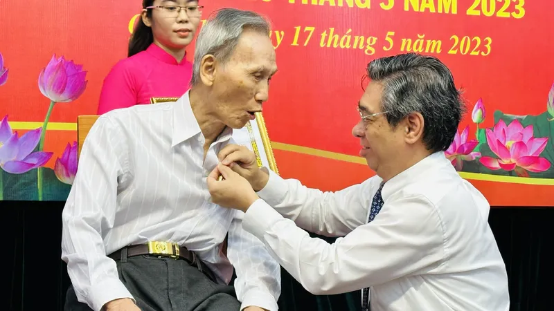 Trưởng Ban tổ chức Thành ủy TPHCM Nguyễn Phước Lộc trao Huy hiệu Đảng cho đảng viên cao tuổi Đảng. Ảnh: CHÍ THẠCH