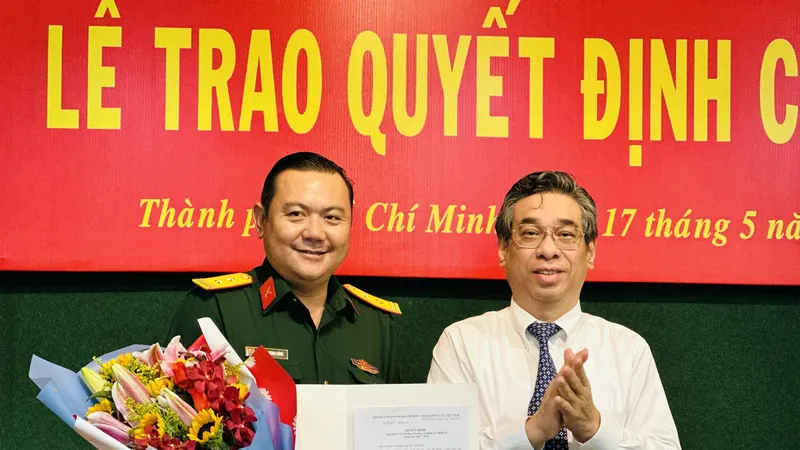 Trưởng Ban tổ chức Thành ủy TPHCM Nguyễn Phước Lộc trao quyết định cho đồng chí Nguyễn Thành Công. Ảnh: CHÍ THẠCH