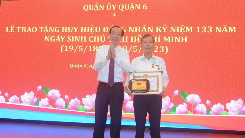 Trưởng Ban Nội chính Thành ủy TPHCM Lê Thanh Liêm trao Huy hiệu Đảng cho đảng viên cao tuổi 