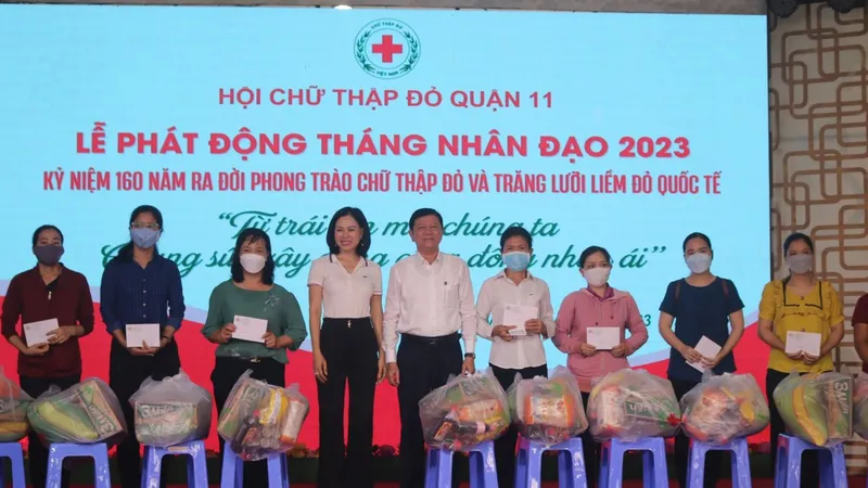 Trao tặng 175 phần quà cho người dân có hoàn cảnh khó khăn ở quận 11