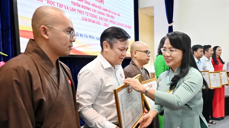 Chủ tịch Ủy ban MTTQ Việt Nam TPHCM Trần Kim Yến trao tặng bằng khen cho cá nhân, tập thể tiêu biểu học tập và làm theo tư tưởng, đạo đức phong cách Hồ Chí Minh