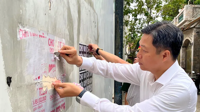 Lãnh đạo quận 12 tham gia bóc, xóa các sản phẩm quảng cáo sai quy định.