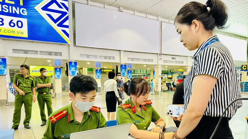 Công an lắp đặt 2 hệ thống tại nhà ga đi trong nước để hướng dẫn cấp, kích hoạt và sử dụng tài khoản định danh điện tử mức độ 2. Ảnh: CHÍ THẠCH