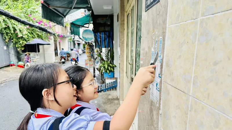 Học sinh đang bóc, xóa quảng cáo "tín dụng đen"