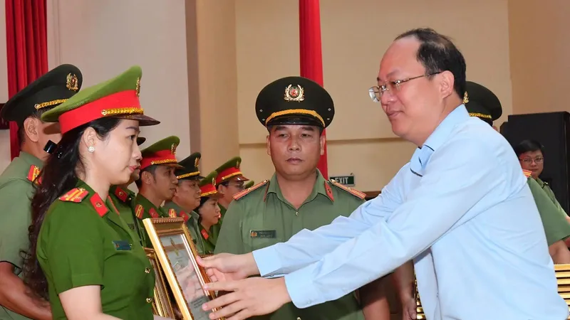 Phó Bí thư Thành ủy TPHCM Nguyễn Hồ Hải trao bằng khen cho các cá nhân, tập thể có thành tích xuất sắc. Ảnh: VIỆT DŨNG