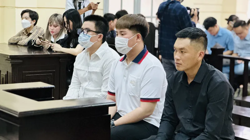 Các bị cáo tại phiên tòa sáng 31-5. Ảnh: CHÍ THẠCH 