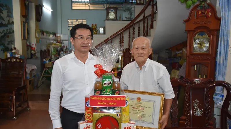 Chủ nhiệm Ủy ban Kiểm tra Thành ủy TPHCM Dương Ngọc Hải thăm, chúc mừng cụ Phù Thọ San. Ảnh: CHÍ THẠCH 