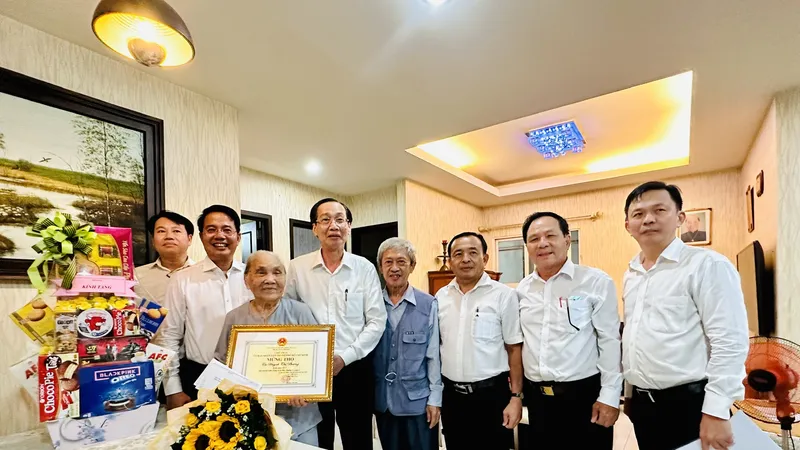 Trưởng Ban Nội chính Thành ủy TPHCM Lê Thanh Liêm thăm, chúc thọ cụ Huỳnh Thị Phương. Ảnh: CHÍ THẠCH