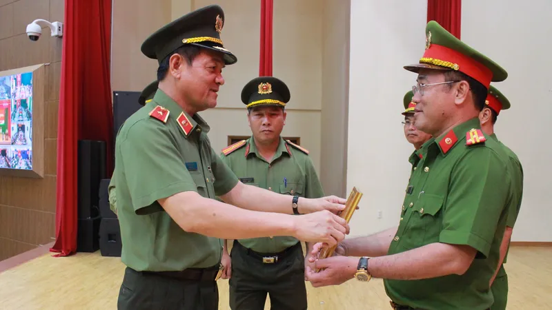 Thiếu tướng Lê Hồng Nam, Giám đốc Công an TPHCM trao khen thưởng cho cá nhân, tập thể có thành tích xuất sắc