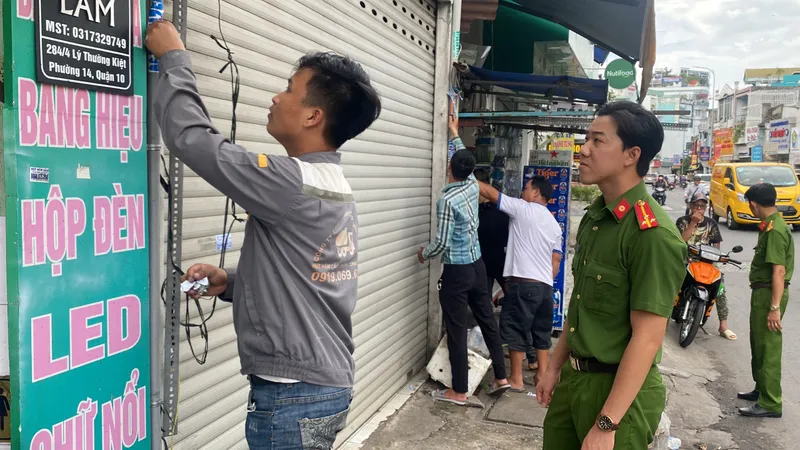 Xử lý nhiều đối tượng dán quảng cáo trái phép