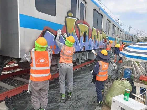 Dùng dung môi để tẩy rửa vết bẩn trên thân tàu