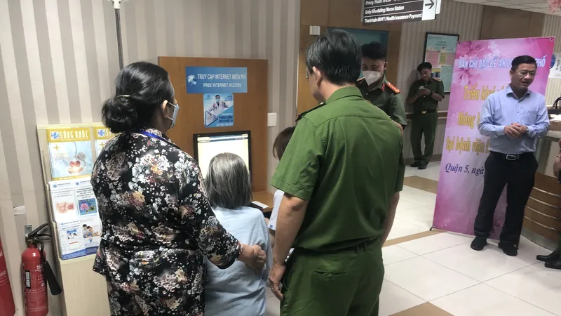 Triển khai hệ thống thông báo lưu trú qua phần mềm ASM tại Bệnh viện Đại học y Dược. Ảnh: CHÍ THẠCH