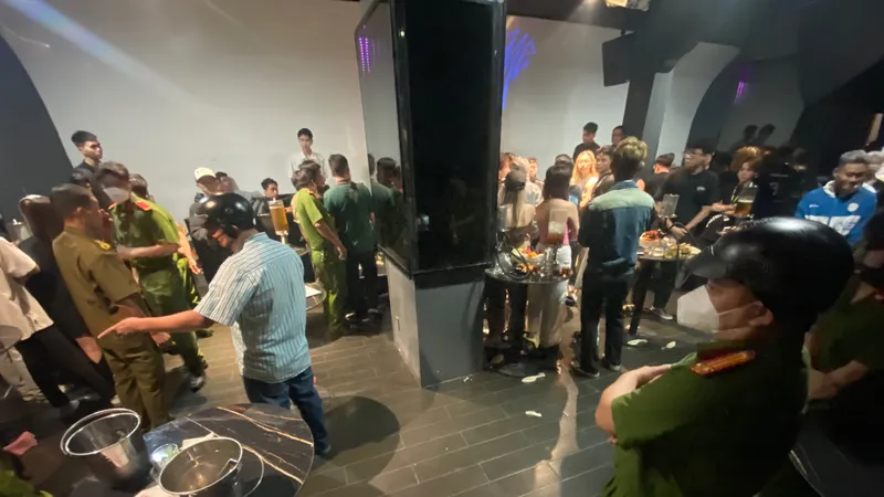 Công an kiểm tra các tụ điểm vui chơi ở quận 1