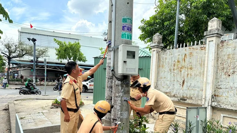 CSGT TPHCM bóc gỡ quảng cáo "tín dụng đen" ở trụ điện, tường nhà dân...