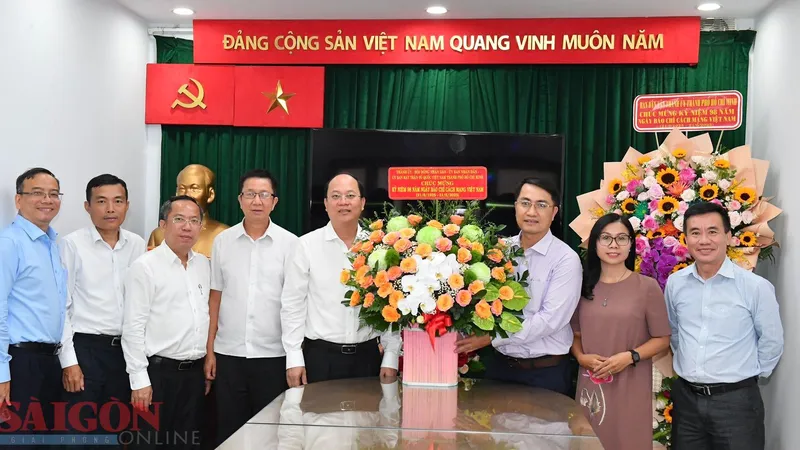 Phó Bí thư Thành ủy TPHCM Nguyễn Hồ Hải thăm, chúc mừng Trang tin Đảng bộ TPHCM. Ảnh: VIỆT DŨNG 