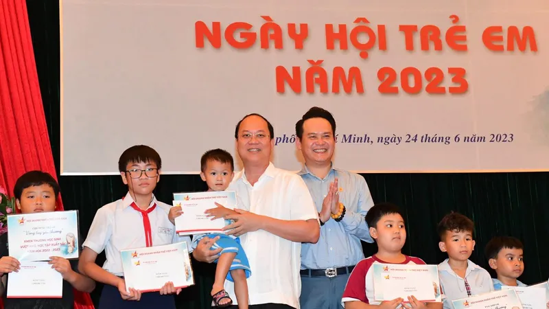 Phó Bí thư Thành ủy TPHCM Nguyễn Hồ Hải trao quà cho các em có hoàn cảnh khó khăn. Ảnh: VIỆT DŨNG