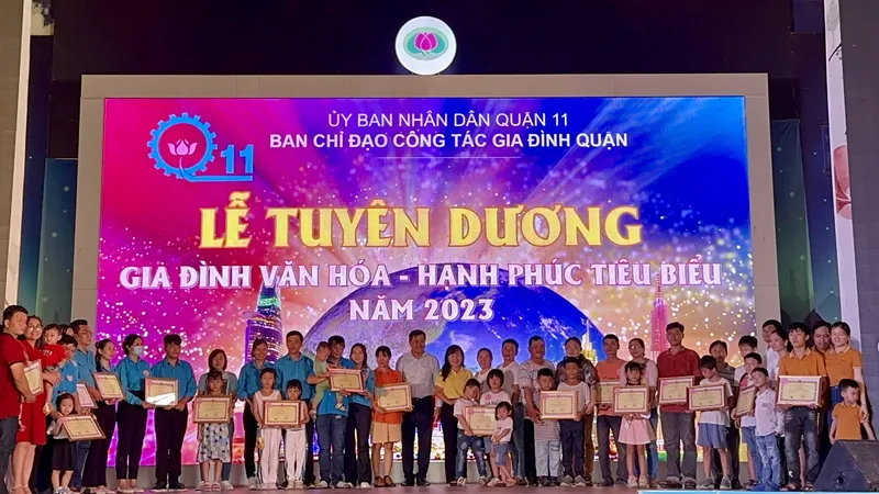 Lãnh đạo quận 11 trao giấy khen tuyên dương 40 gia đình văn hóa, gia đình hạnh phúc tiêu biểu ở quận 11. Ảnh: CHÍ THẠCH 