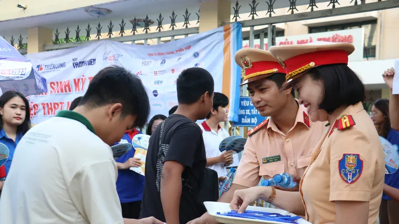 CSGT TPHCM tặng nước, bút cho các em học sinh 