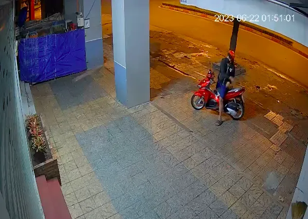 Hình ảnh Lộc tạt sơn vào nhà ông D