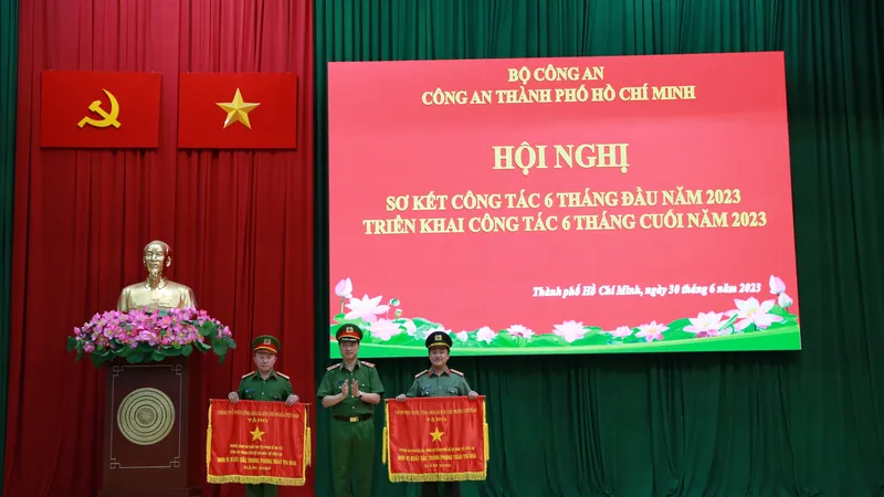 Trung tướng Nguyễn Duy Ngọc, Thứ trưởng Bộ Công an trao Cờ thi đua Chính phủ cho 2 tập thể xuất sắc.