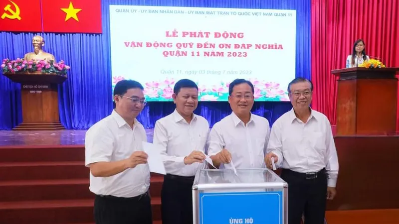 Cán bộ quận 11 đóng góp Quỹ đền ơn đáp nghĩa 
