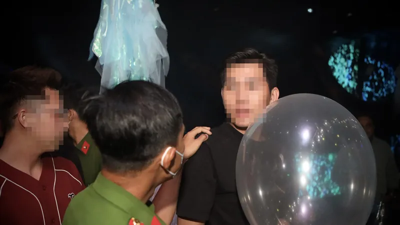 Sàn bar đầy vỏ bóng cười, nhân viên và khách dương tính với ma túy 
