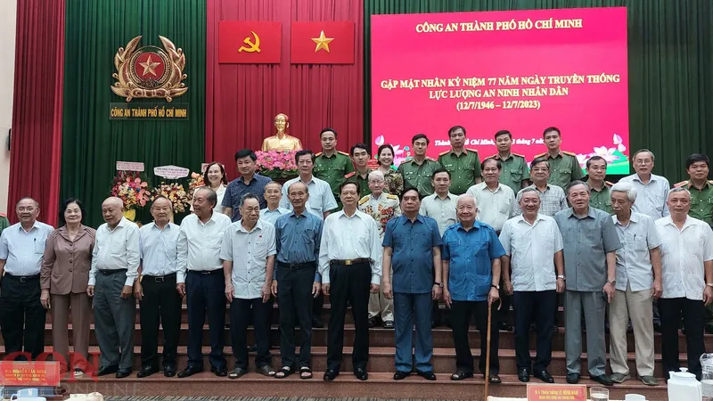 Các đồng chí lãnh đạo, nguyên lãnh đạo cùng đại biểu và cán bộ, chiến sĩ lực lượng An ninh Công an TPHCM chụp hình lưu niệm tại buổi gặp mặt