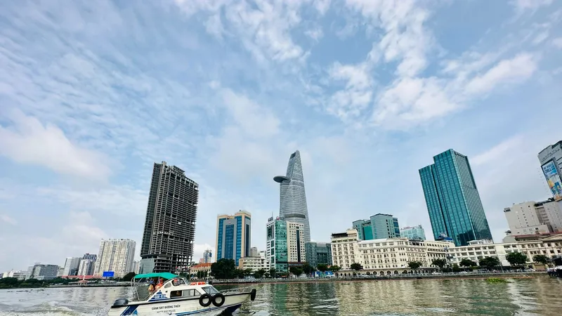 Ra quân tuần tra, xử lý vi phạm trên tuyến đường thủy ở TPHCM. Ảnh: CHÍ THẠCH