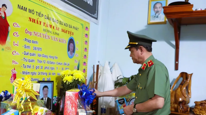 Đoàn công tác của TPHCM do Thiếu tướng Lê Hồng Nam, Giám đốc Công an TPHCM làm trưởng đoàn đến dâng hương, thăm hỏi, động viên gia đình các liệt sĩ hy sinh khi làm nhiệm vụ tại xã Ea Tiêu và xã Ea Ktur (huyện Cư Kuin, tỉnh Đắk Lắk).