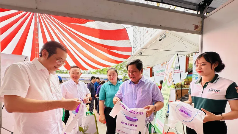 Ngày hội Môi trường với chủ đề “Nói không với túi ni lông khó phân hủy và sản phẩm nhựa nhựa dùng một lần” ở quận 10 năm 2023 với nhiều gian hàng.