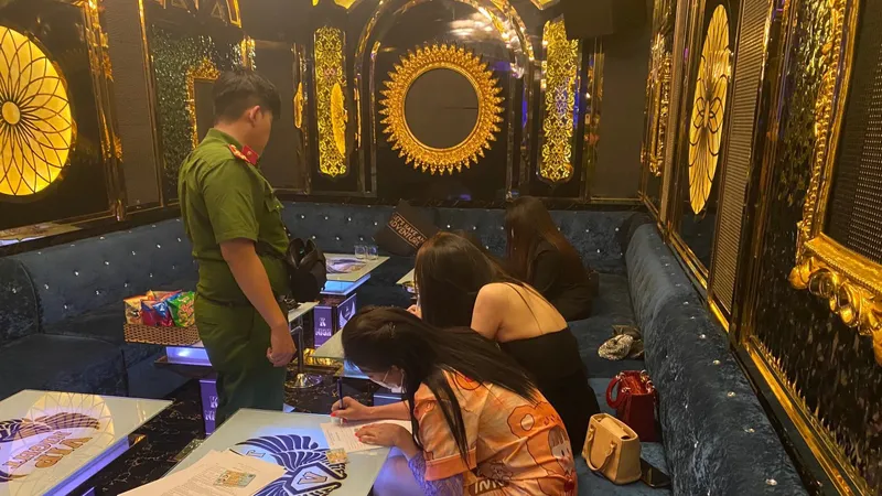Tổng kiểm tra các cơ sở kinh doanh dịch vụ karaoke ở quận 1