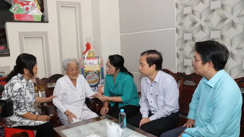 Chủ tịch Ủy ban MTTQ Việt Nam TPHCM Trần Kim Yến và Bí thư Quận ủy Quận 6 Ma Xuân Việt ân cần hỏi thăm sức khỏe Mẹ Việt Nam anh hùng Lê Thị Ánh.