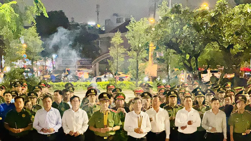 Lãnh đạo TPHCM dâng hương tưởng niệm các anh hùng liệt sĩ