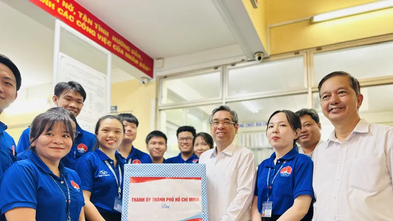  Trưởng Ban Tổ chức Thành ủy TPHCM Nguyễn Phước Lộc tặng quà các chiến sĩ tham gia Chiến dịch Mùa hè xanh. Ảnh: CHÍ THẠCH