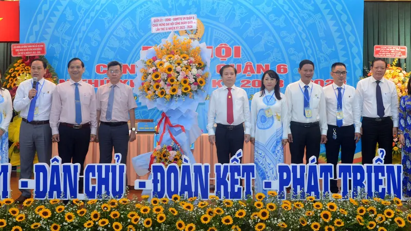 Bí thư Quận ủy quận 6 Ma Xuân Việt cùng các đại biểu tham dự Đại hội 