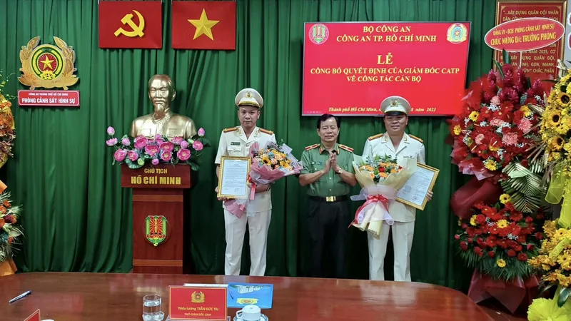 Thiếu tướng Trần Đức Tài, Phó Giám đốc Công an TPHCM trao quyết định cho Trung tá Nguyễn Thành Hưng, tân Trưởng Phòng Cảnh sát Hình sự (PC02), Công an TPHCM (đầu tiên, bên trái)