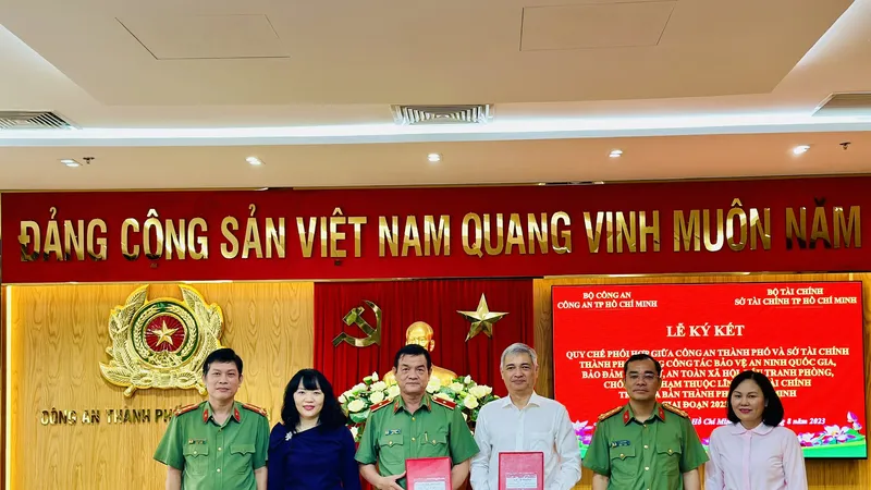 Lãnh đạo các đơn vị tại buổi lễ lễ ký kết quy chế phối hợp giữa Công an TPHCM và Sở Tài chính TPHCM. Ảnh: CHÍ THẠCH