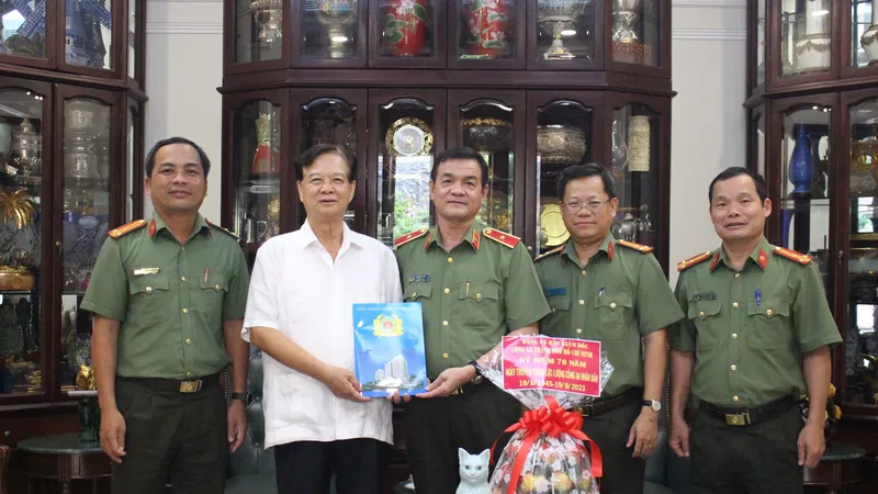 Thăm, tặng quà các đồng chí nguyên lãnh đạo Đảng, Nhà nước, Bộ Công an