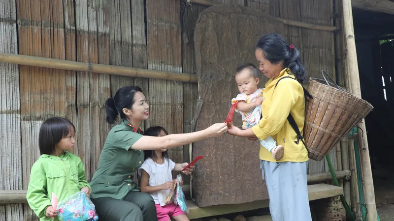 Công an TPHCM thăm, tặng quà cho các hoàn cảnh khó khăn