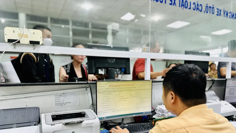 Người dân tới cơ quan đăng ký xe làm thủ tục sang tên đổi chủ tăng cao