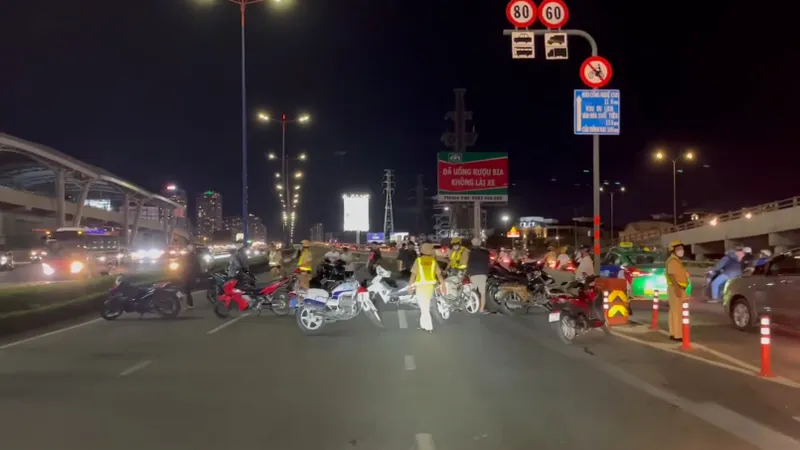 Lực lượng chức năng chặn đầu cầu Sài Gòn để vây bắt nhóm "quái xế"