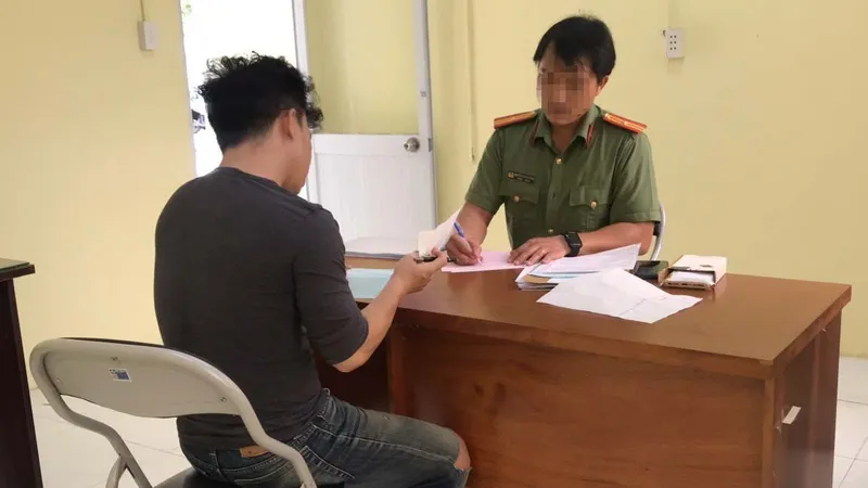 Công an làm việc với YouTuber Dưa Leo