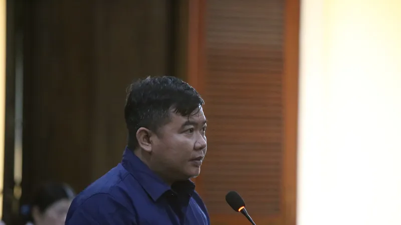 Bị cáo Phạm Thanh Tuấn, cựu Trưởng Công an phường Phú Thọ Hòa, quận Tân Phú bị tuyên phạt 7 năm tù, phạt bổ sung 100 triệu đồng.